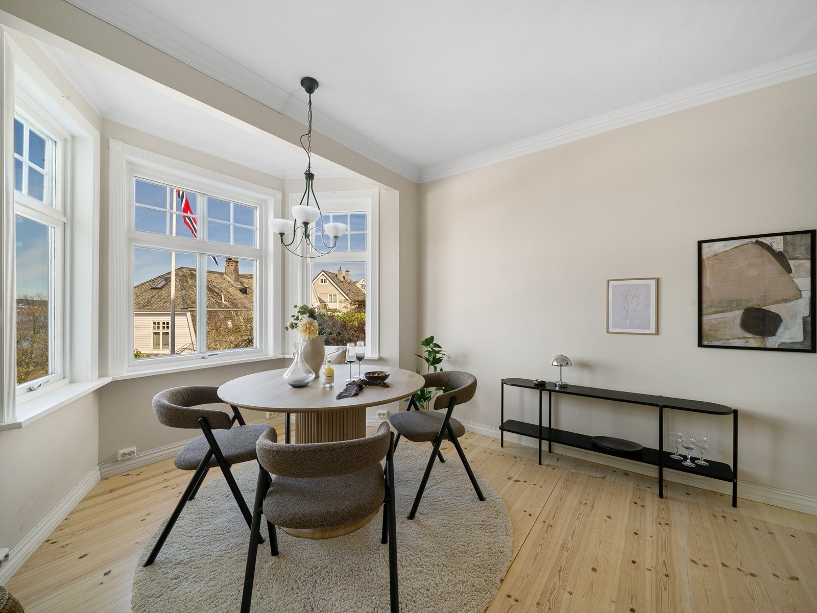 I karnappet i spisestuen er det god plass til å møblere med spisebord. Galleribilde