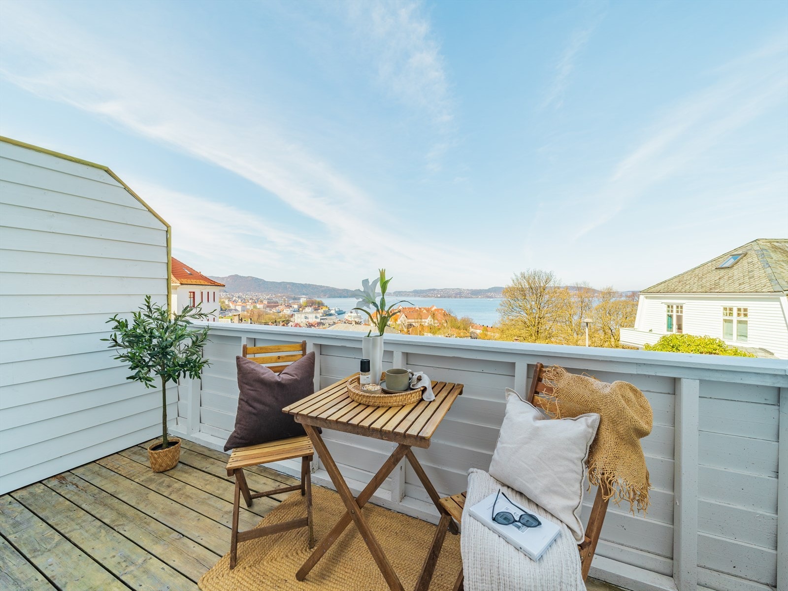 Her er det plass til å innrede med en koselig sittegruppe. Galleribilde