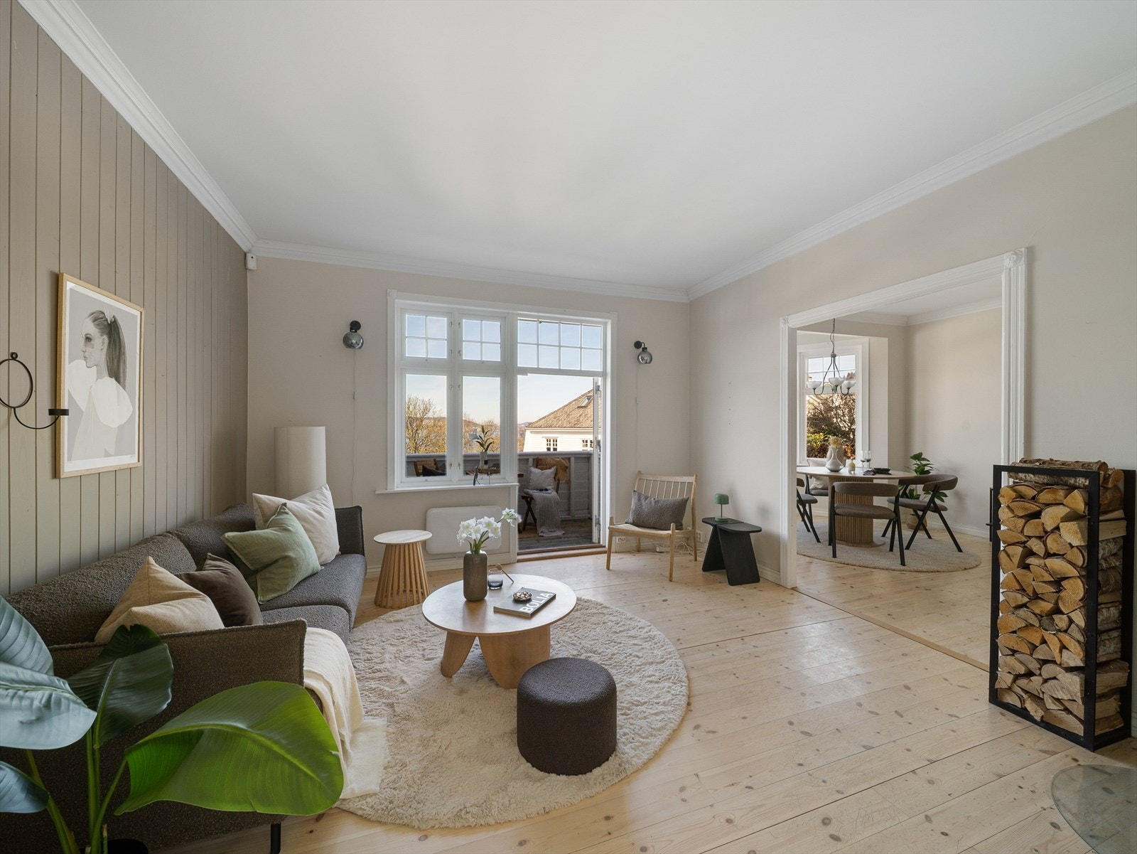 Stuen er lys og innbydende med god plass til ønsket møblement. Galleribilde