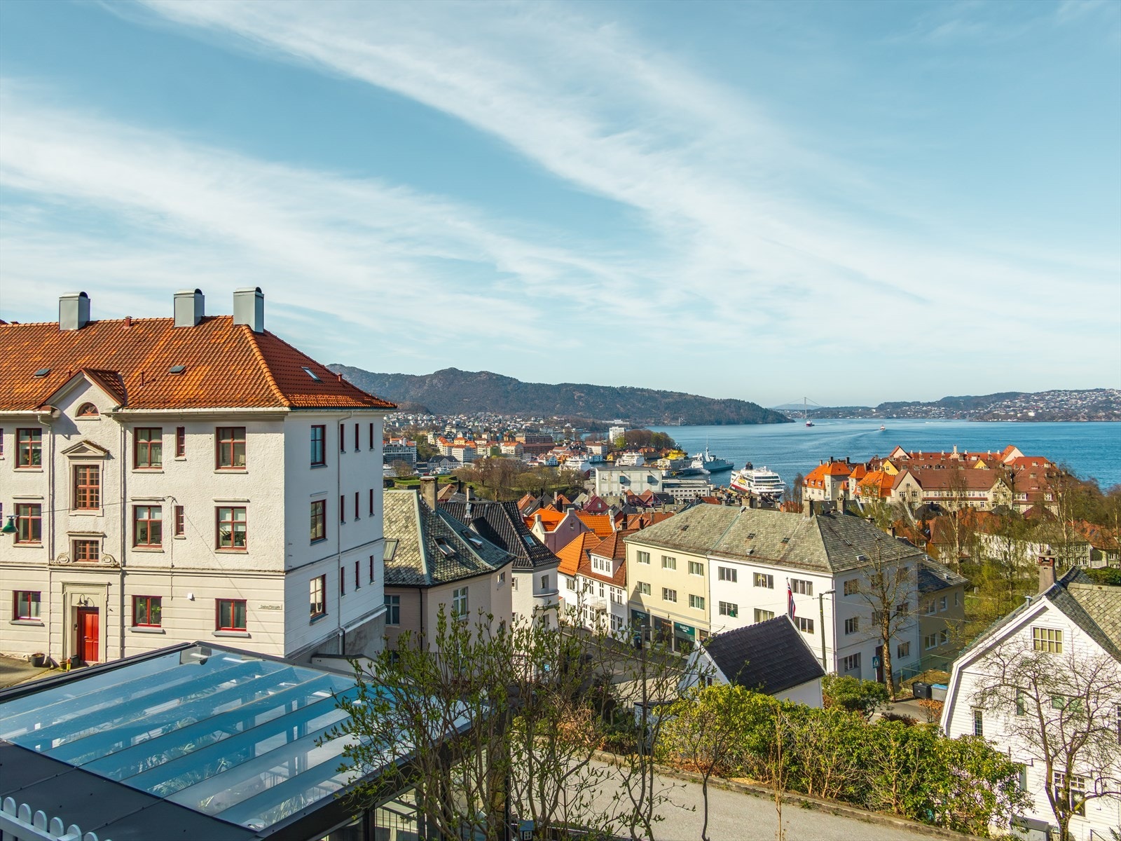 Dette er den perfekte bolig for deg som ønsker å bo skjermet fra tilnærmet all støy og trafikk, men likevel sentralt med alle byens fasiliteter like utenfor dørstokken! Galleribilde