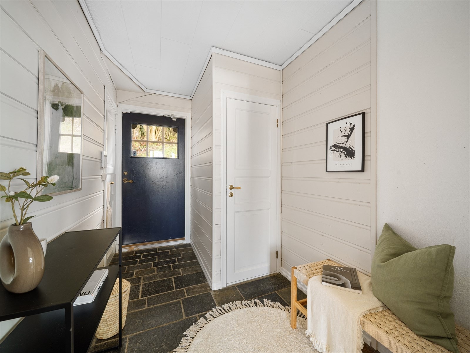 Her er det plass til oppbevaringsløsninger for yttertøy og sko. Galleribilde