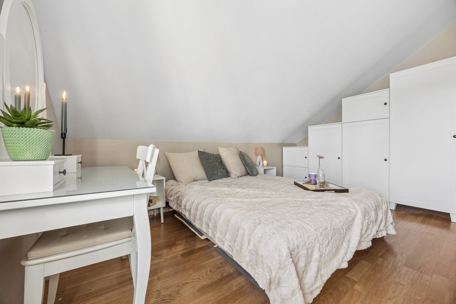 Her er det god plass til dobbeltseng og annet møblement. Galleribilde