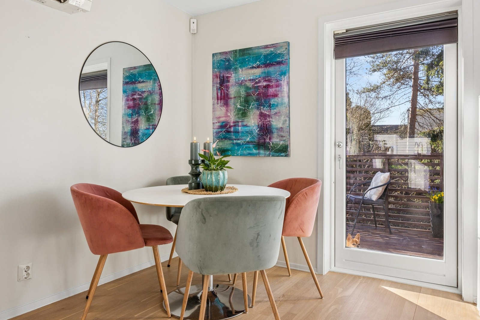 Planløsningen gir rom for både spiseplass og sofakrok. Galleribilde