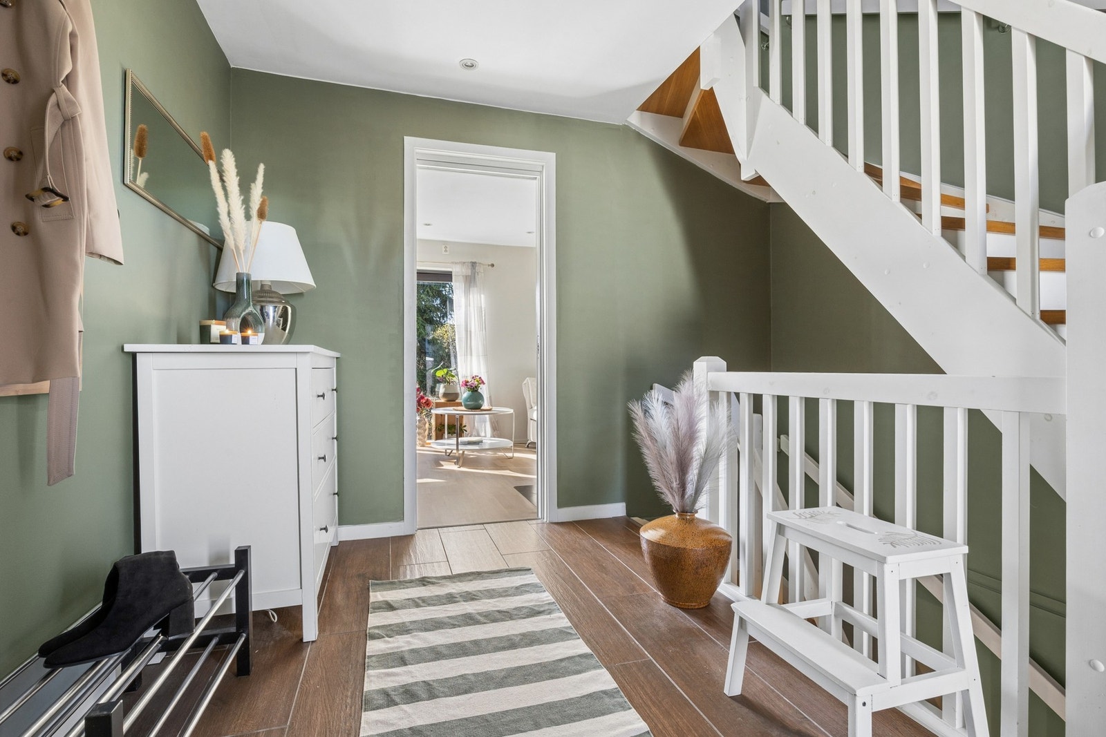 Entrèen er malt i tidsriktige farger som gir boligen et moderne preg. Galleribilde