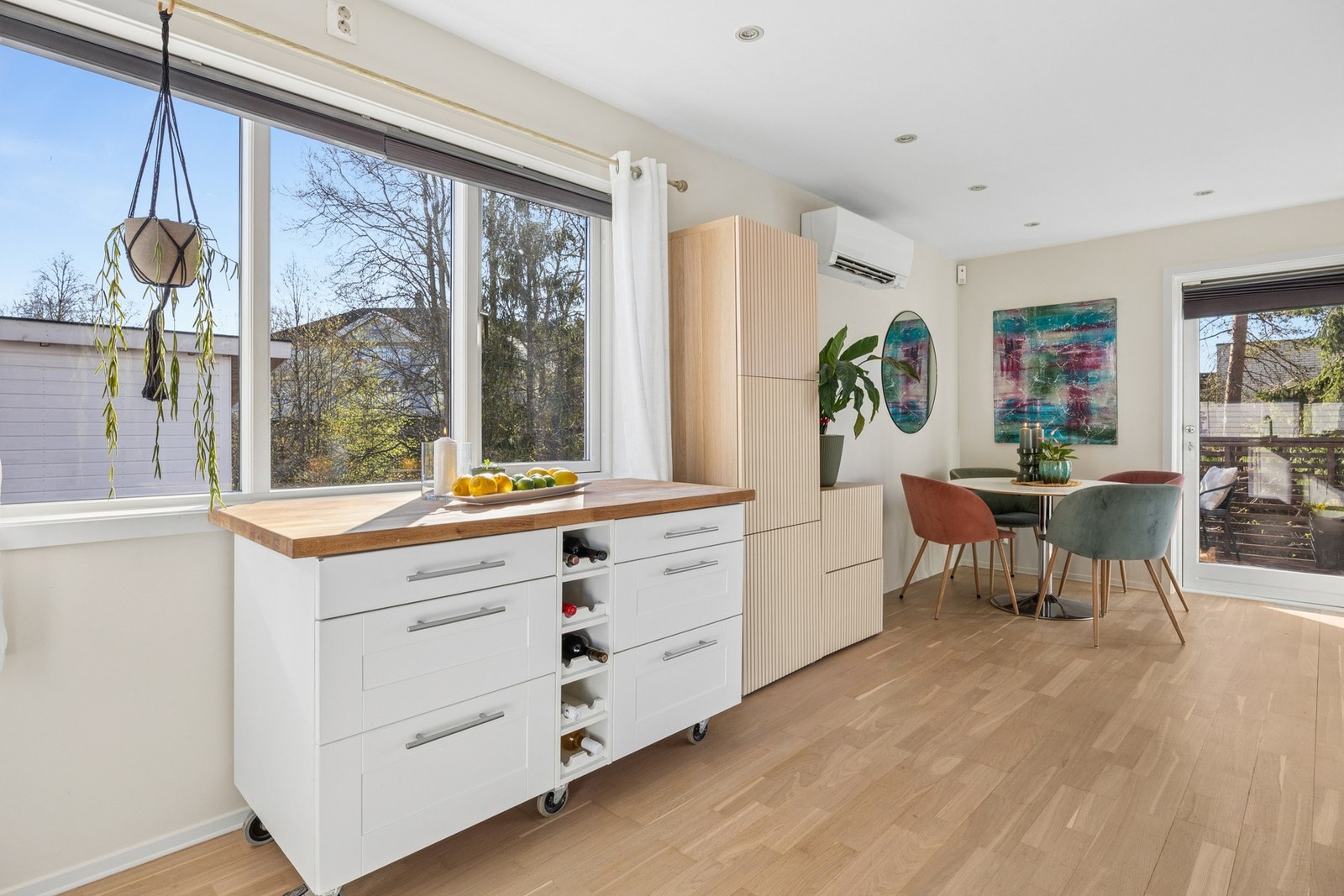 Kjøkkenet fremstår moderne. Galleribilde