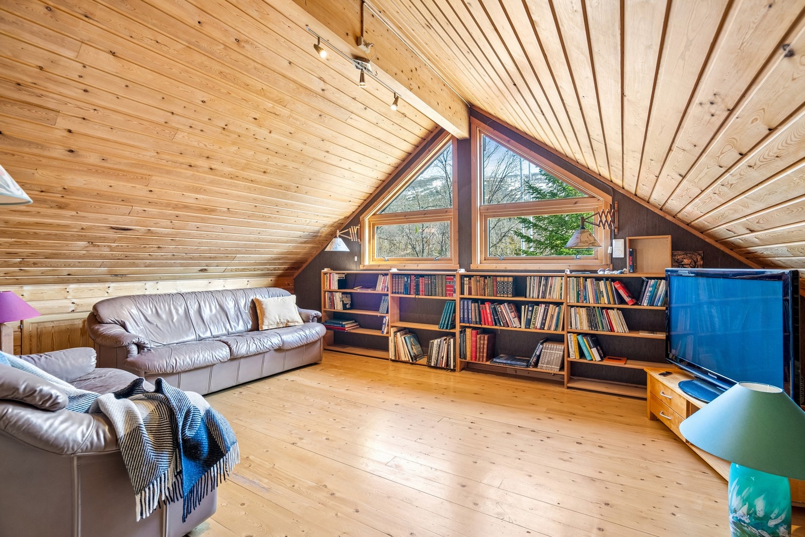Loftstue med utsikt mot skogen Galleribilde