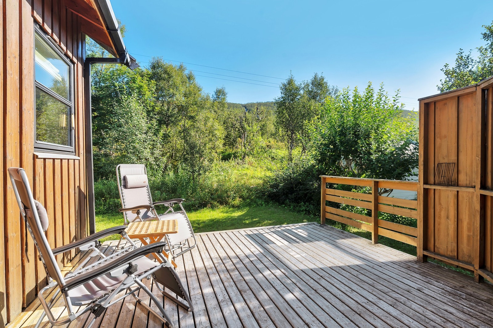 Skjermet terrasse rett ut i naturen Galleribilde