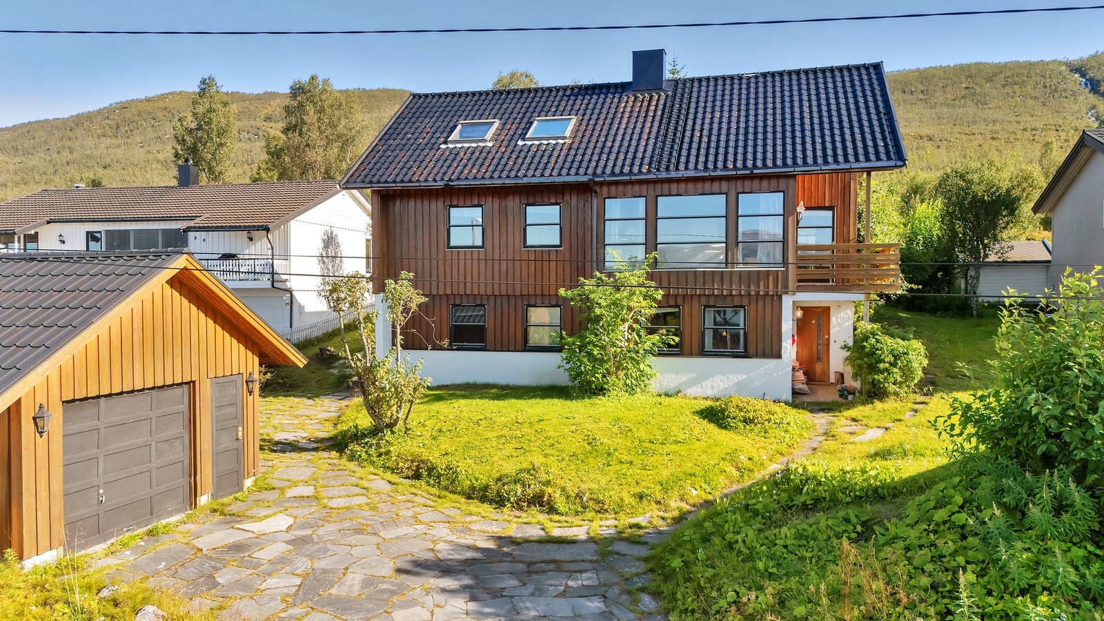 Pent opparbeidet hage med plen og beplantning Galleribilde
