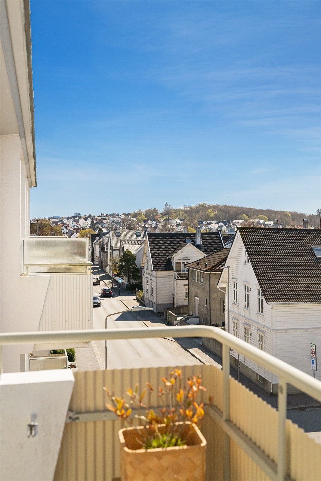 Fra balkongen ser du over Vestre Platå og mot Ullandhaugtårnet i det fjerne. Galleribilde