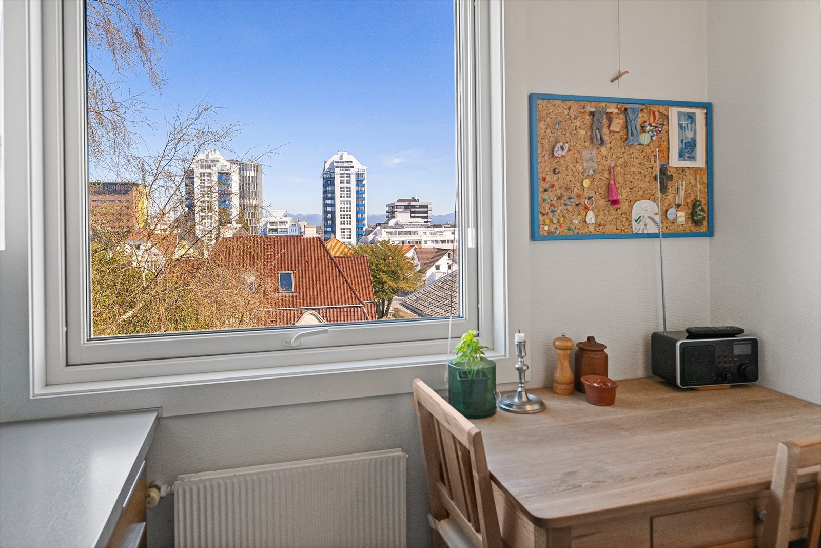 Fra kjøkkenvinduet er det utsikt over nærområdet. Galleribilde