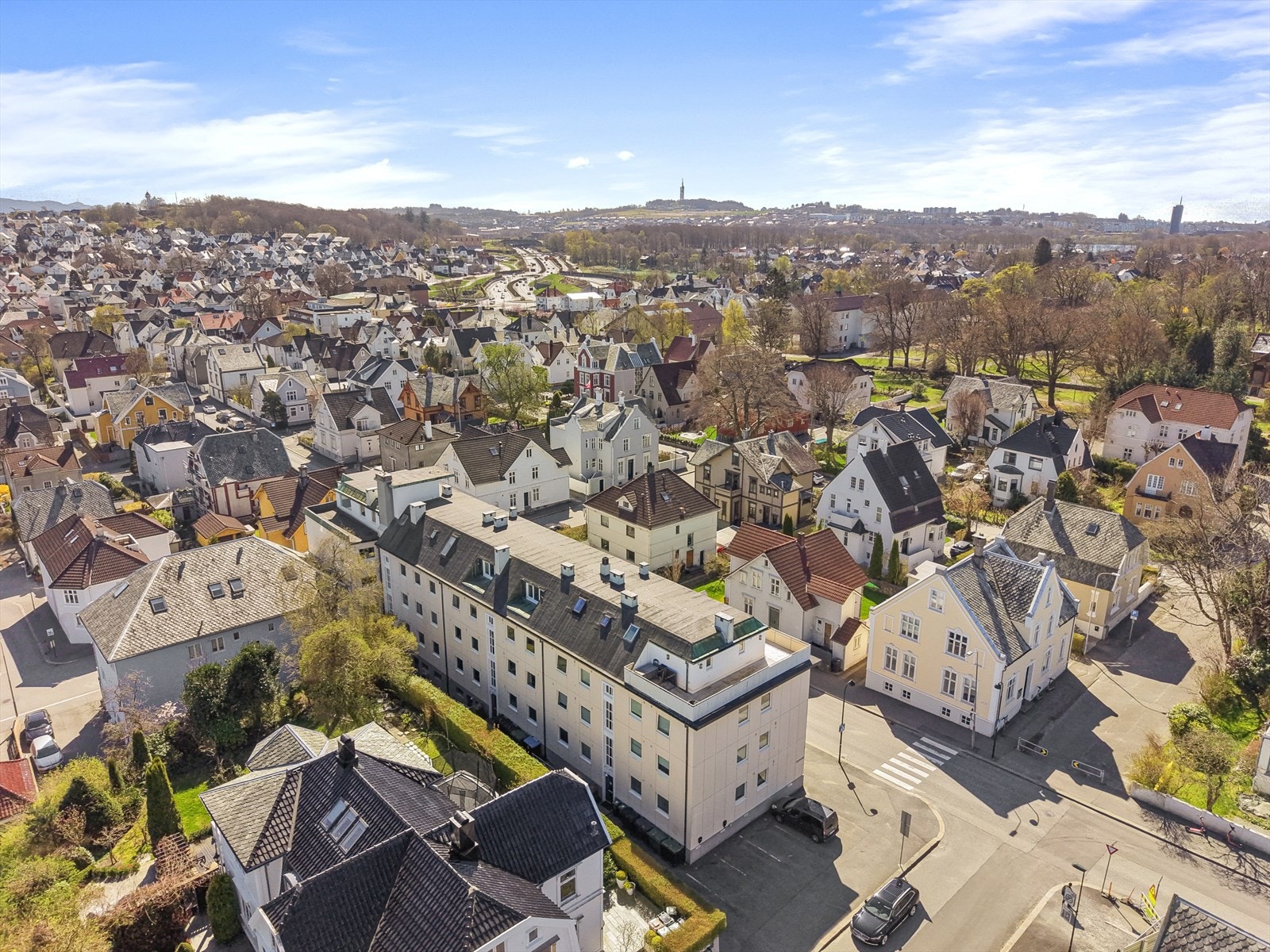 Beliggenhet i et ettertraktet og etablert boligområde på Vestre Platå. Galleribilde
