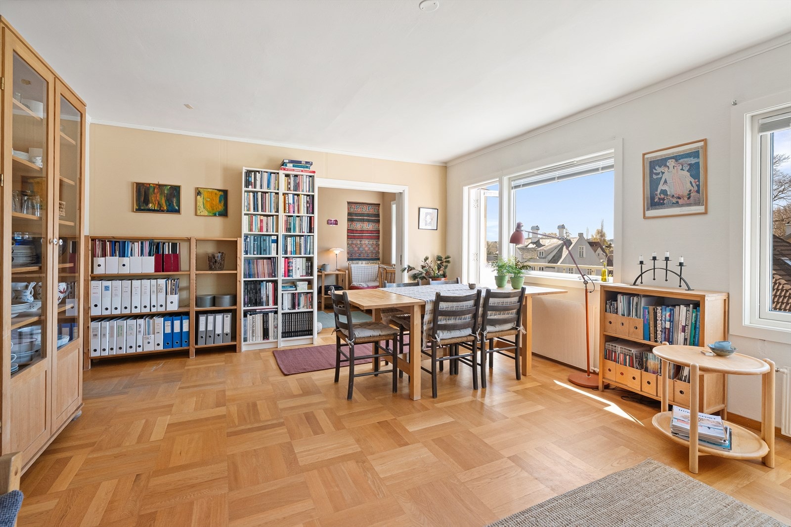 Stuen har klassisk stavparkett og god plass til både spisebord og sofagruppe. Galleribilde