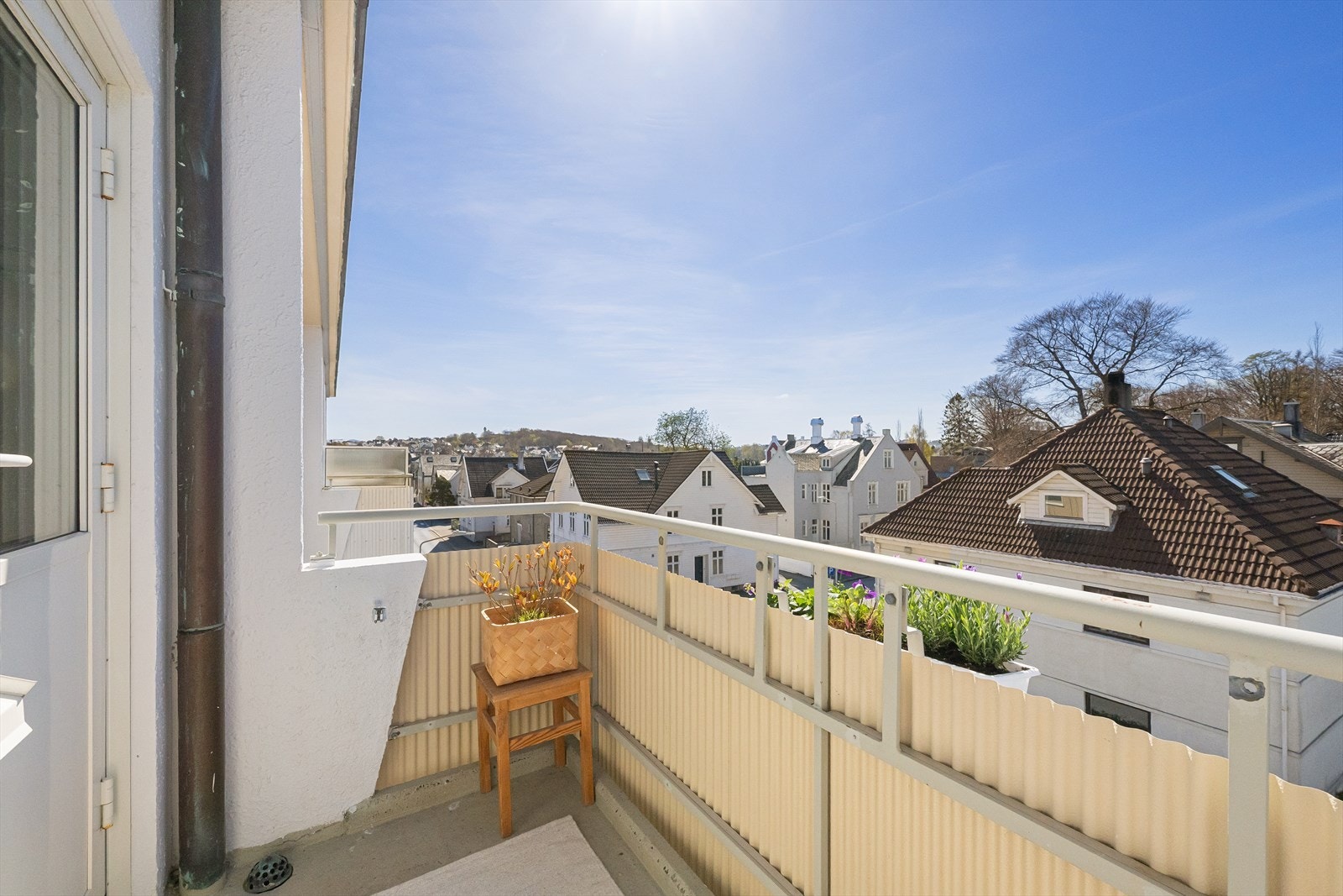Balkongen har god plass til en sittegruppe for å nyte ettermiddagssolen. Galleribilde