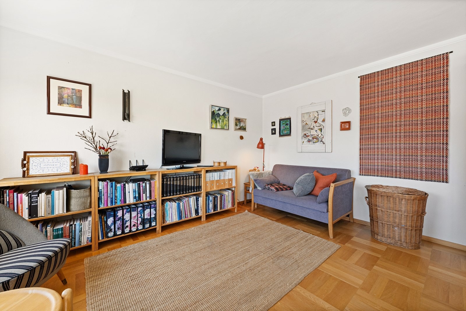 Stuen har malte plater på veggene, noe som gir et rent og tidløst uttrykk. Galleribilde