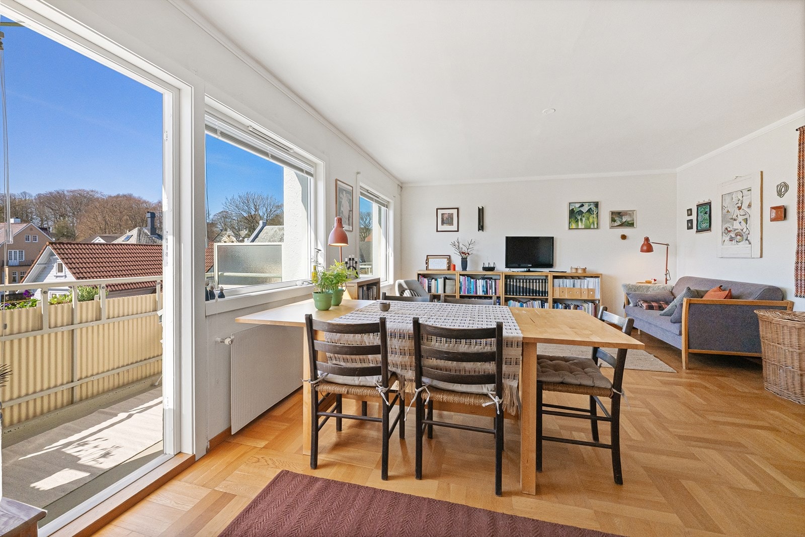 En sjarmerende og gjennomgående leilighet med en åpen og luftig atmosfære. Galleribilde
