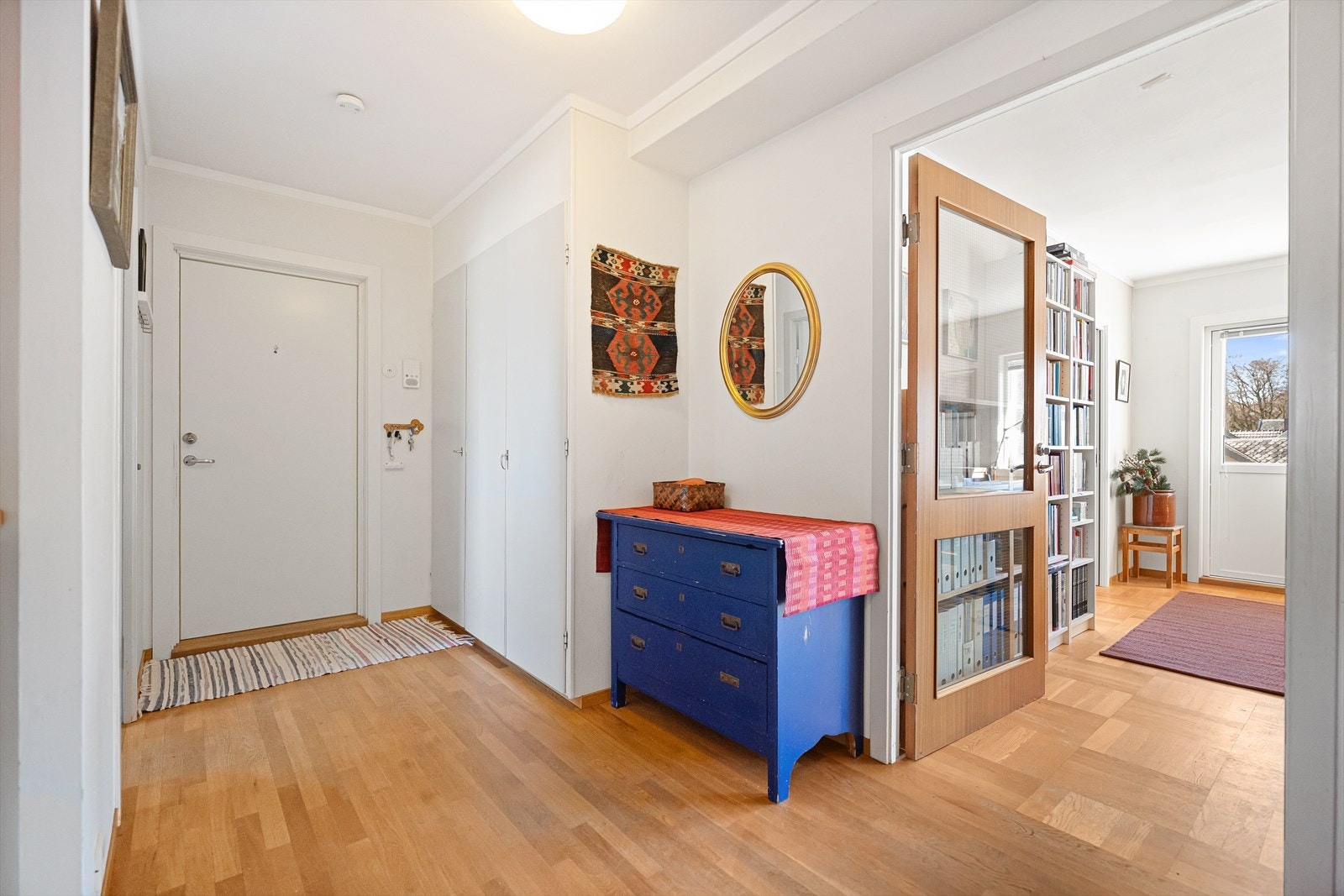 Entréen med parkett på gulvet og god plass til oppbevaring. Galleribilde