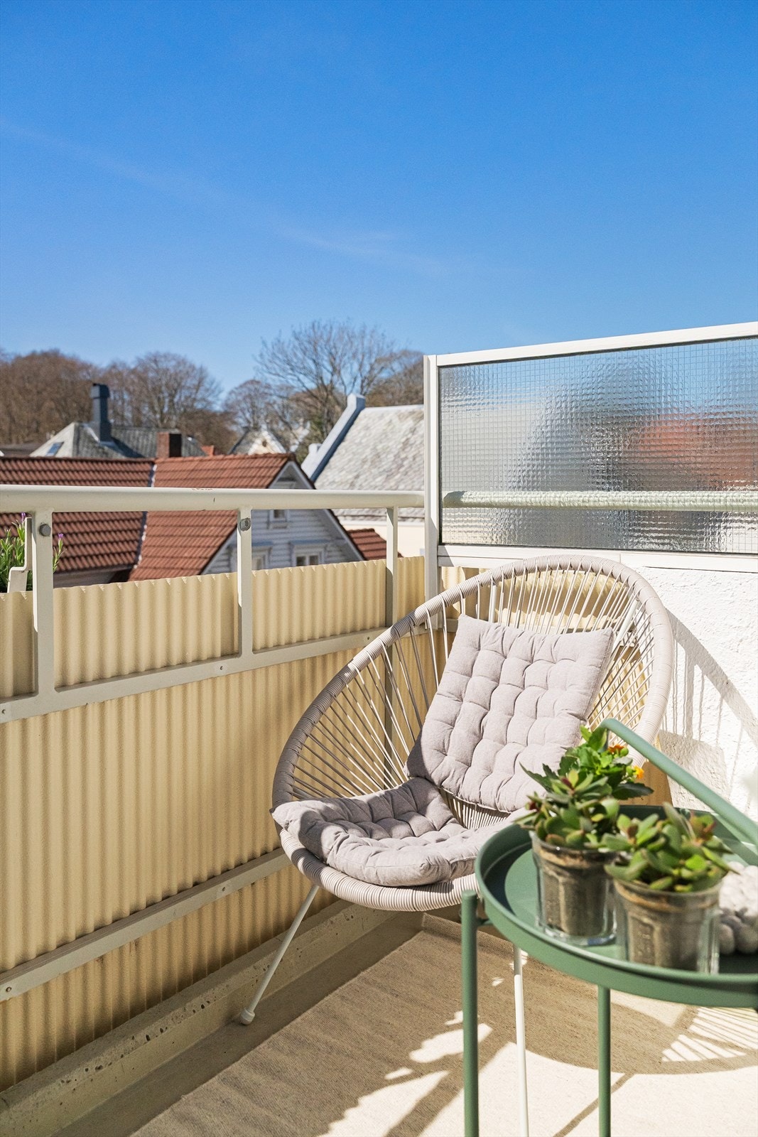 Den vestvendte balkongen på 3 m² byr på gode solforhold og utsikt over nabolagets villabebyggelse. Galleribilde