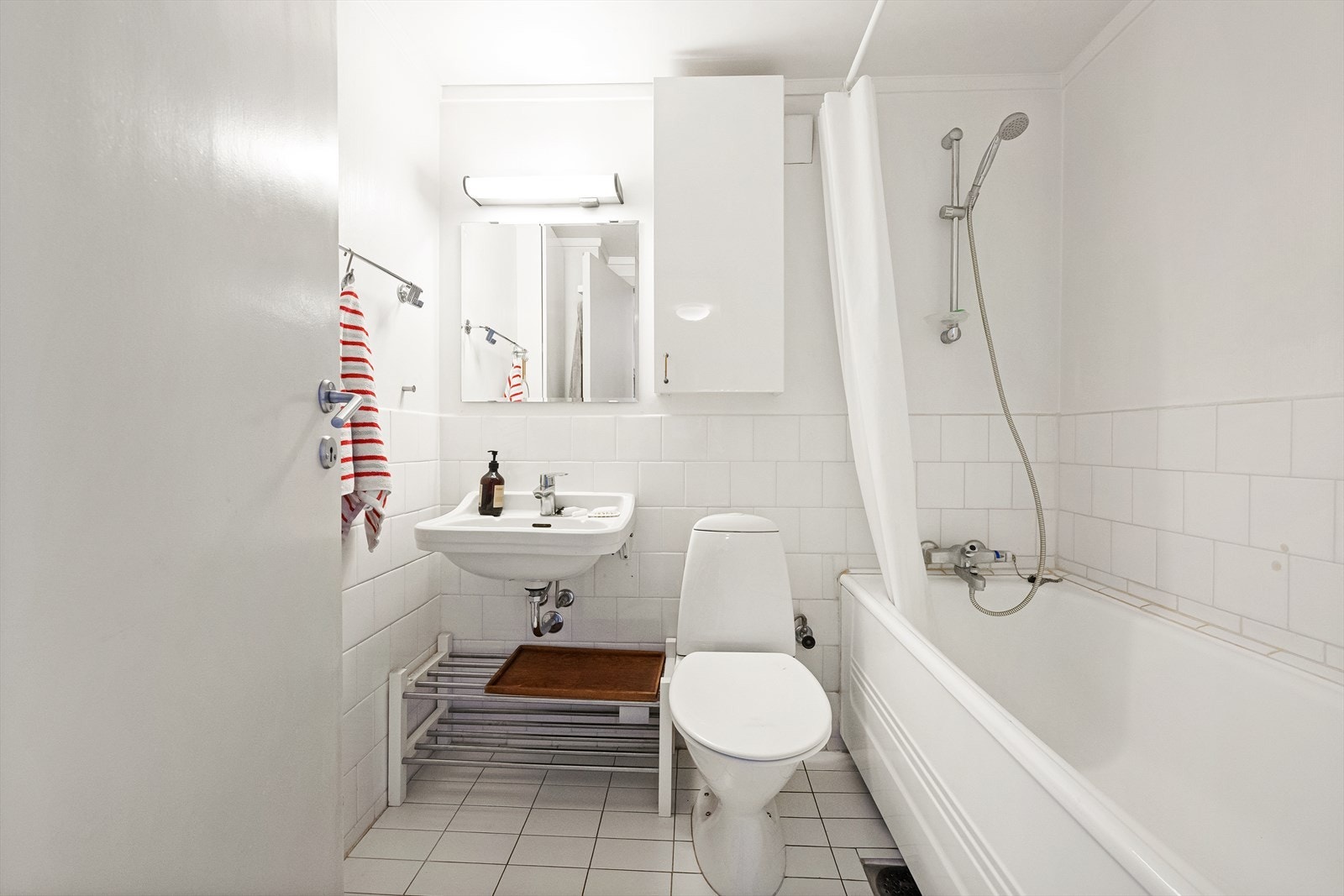 Badet er utstyrt med badekar med dusjløsning. Galleribilde