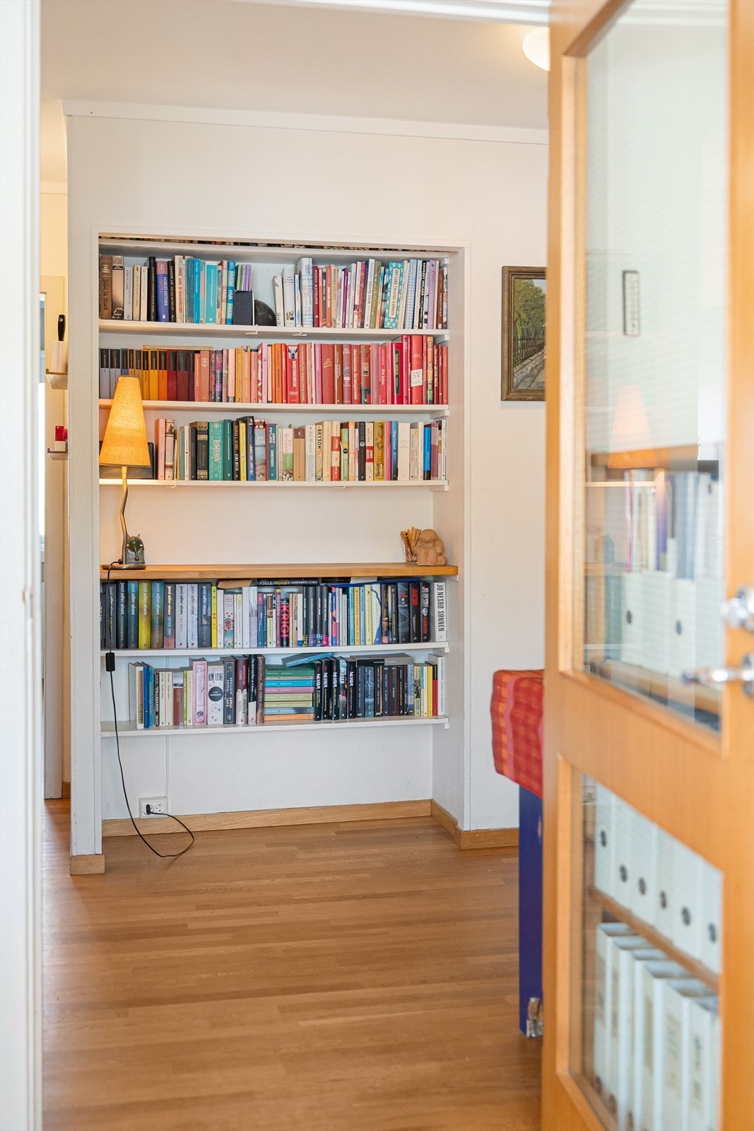 Detalj fra gangen med innsyn til det ene soverommet som i dag benyttes som kontor. Galleribilde