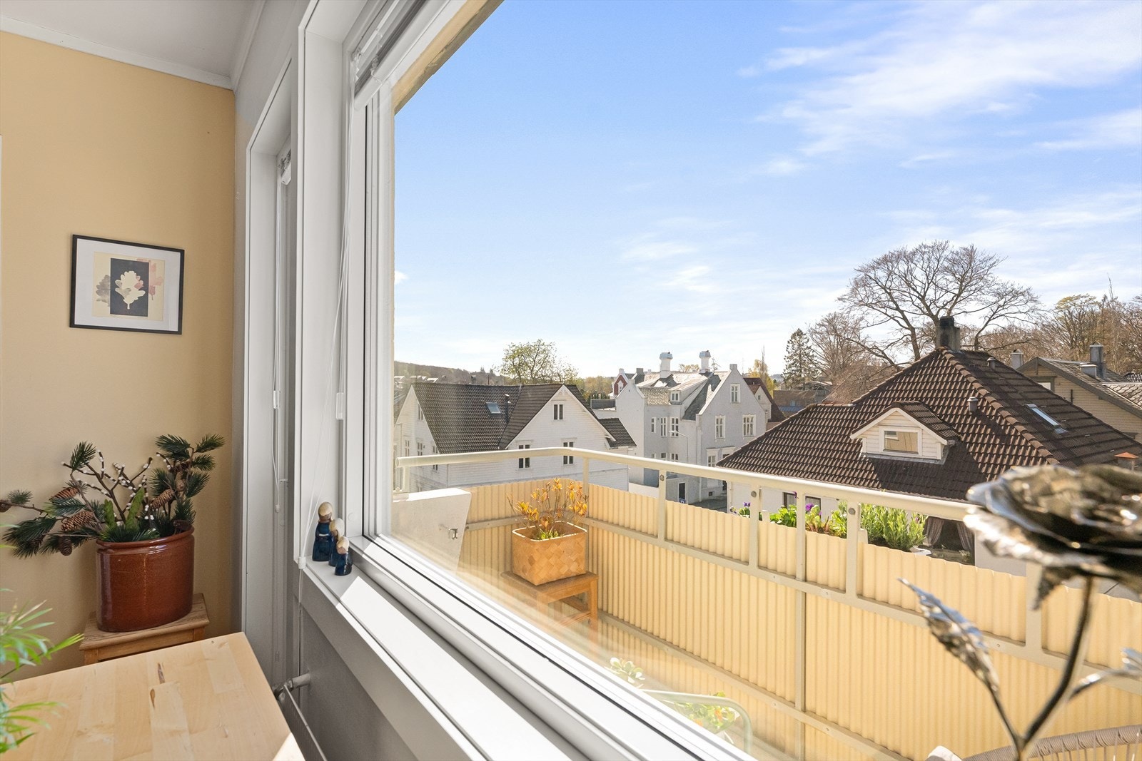 Vinduene gir utsikt over den rolige gaten og den klassiske villabebyggelsen. Galleribilde