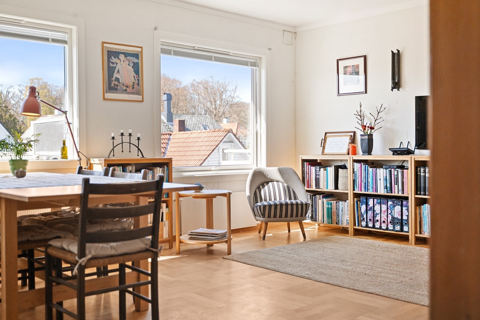 Store vindusflater med 3-lags glass slipper inn rikelig med dagslys. Galleribilde
