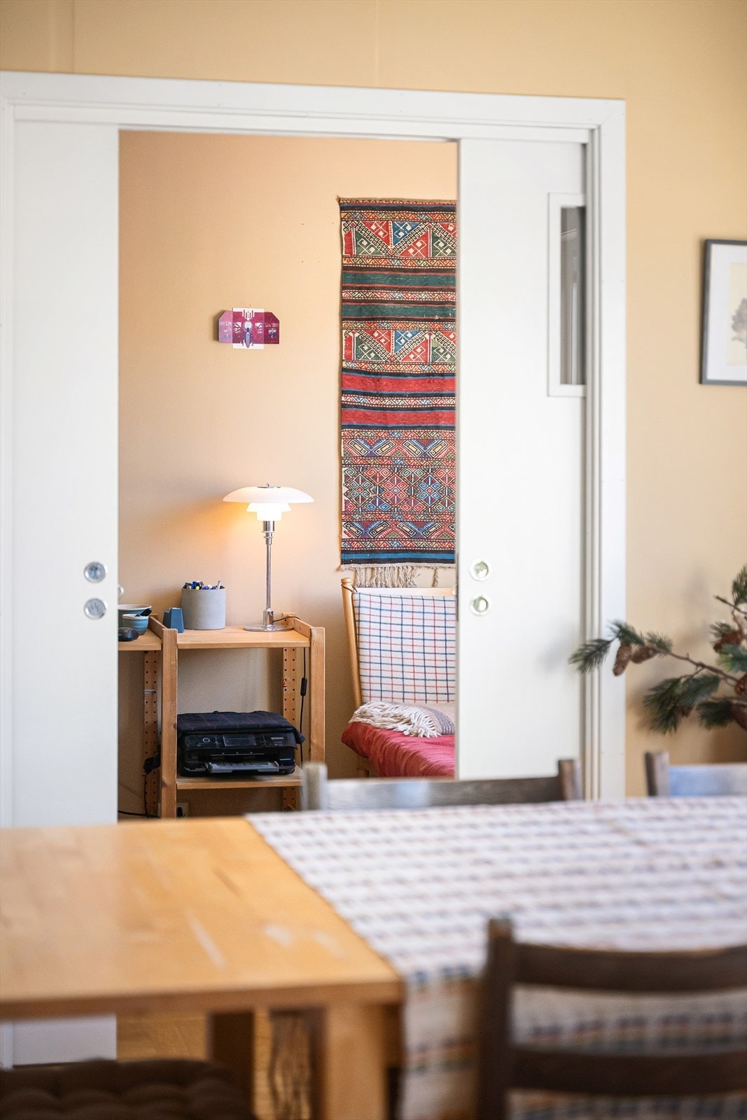 Skyvedører i tre skiller stuen fra det tredje soverommet/kontoret. Galleribilde