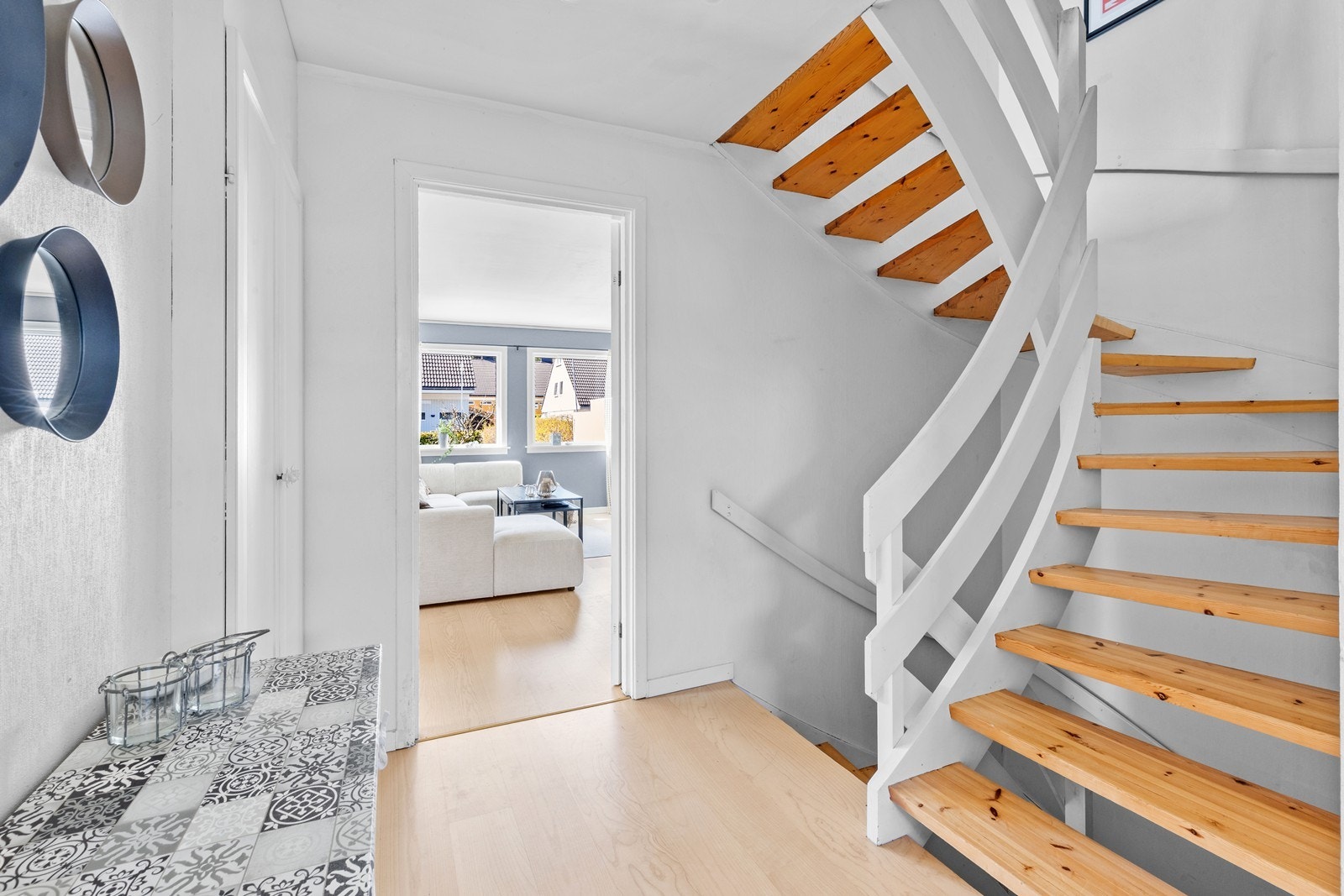 Fra gangen er det inngang til stuen, og trappen leder opp til soveromsavdelingen i andre etasje. Galleribilde