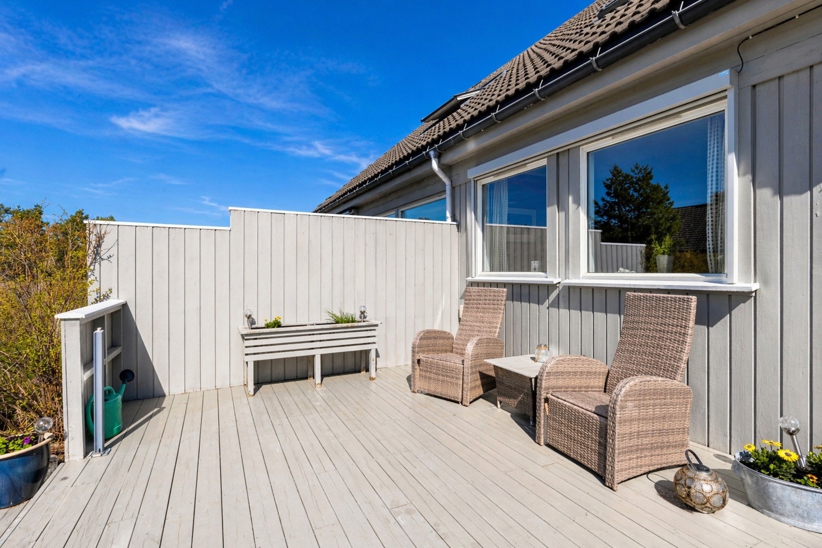 Boligen har flere hyggelige uteplasser rundt huset. Galleribilde