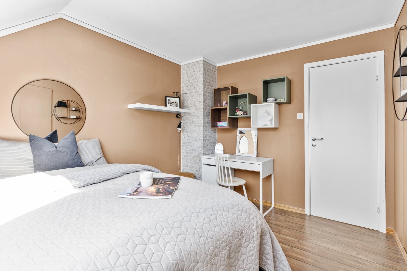 God plass til seng og en arbeids- eller sminkeplass. Galleribilde