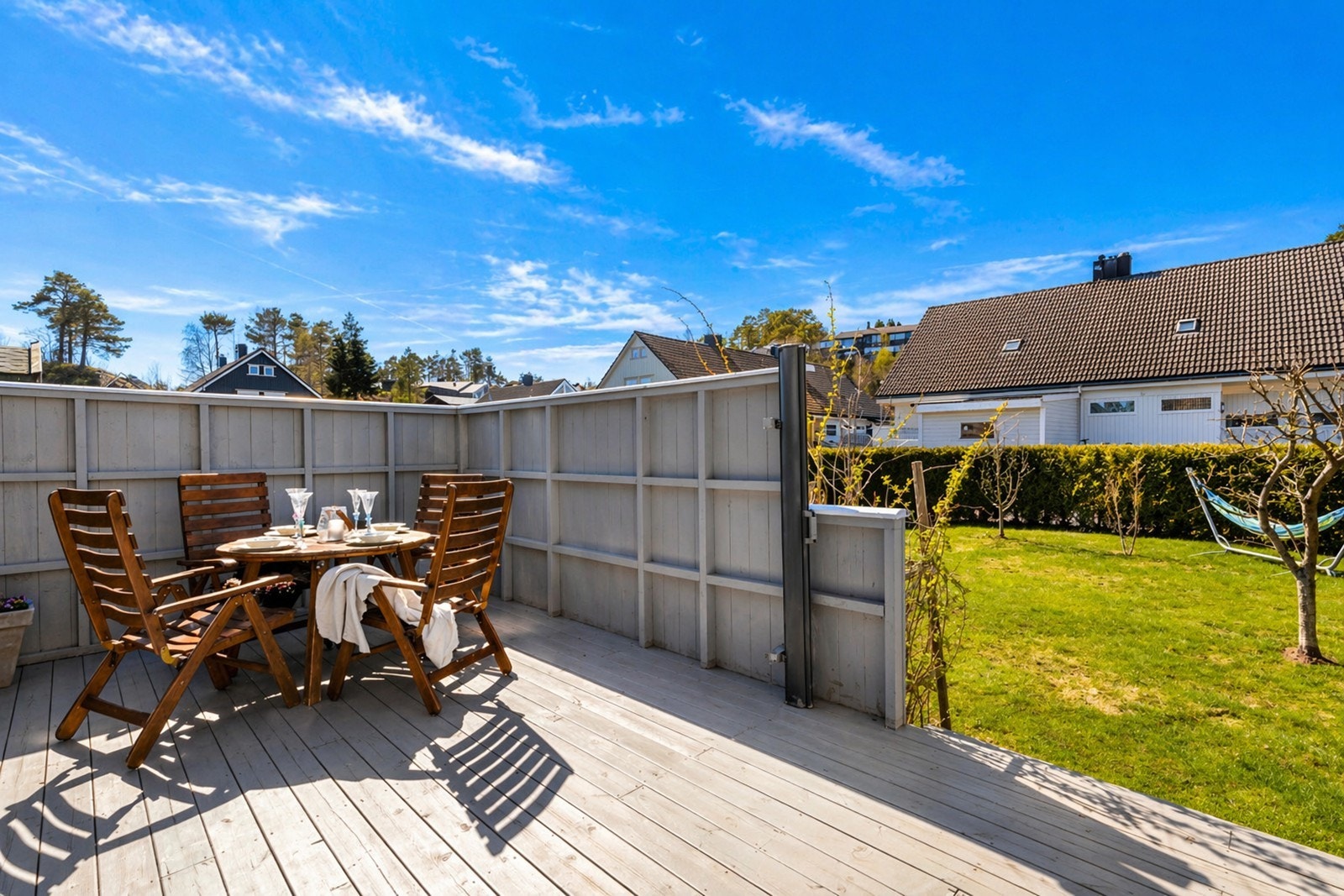Fra stuen er det utgang til en stor terrasse på 32 m². Uteplassen ble i hovedsak bygget i 2020 og har god plass til utemøbler. Galleribilde