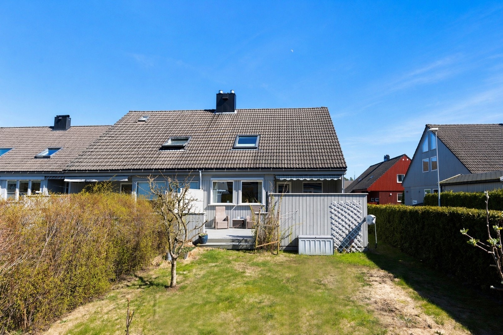 Eiendommen har en fin hageflekk, ideell for lek og utendørsaktiviteter. Galleribilde