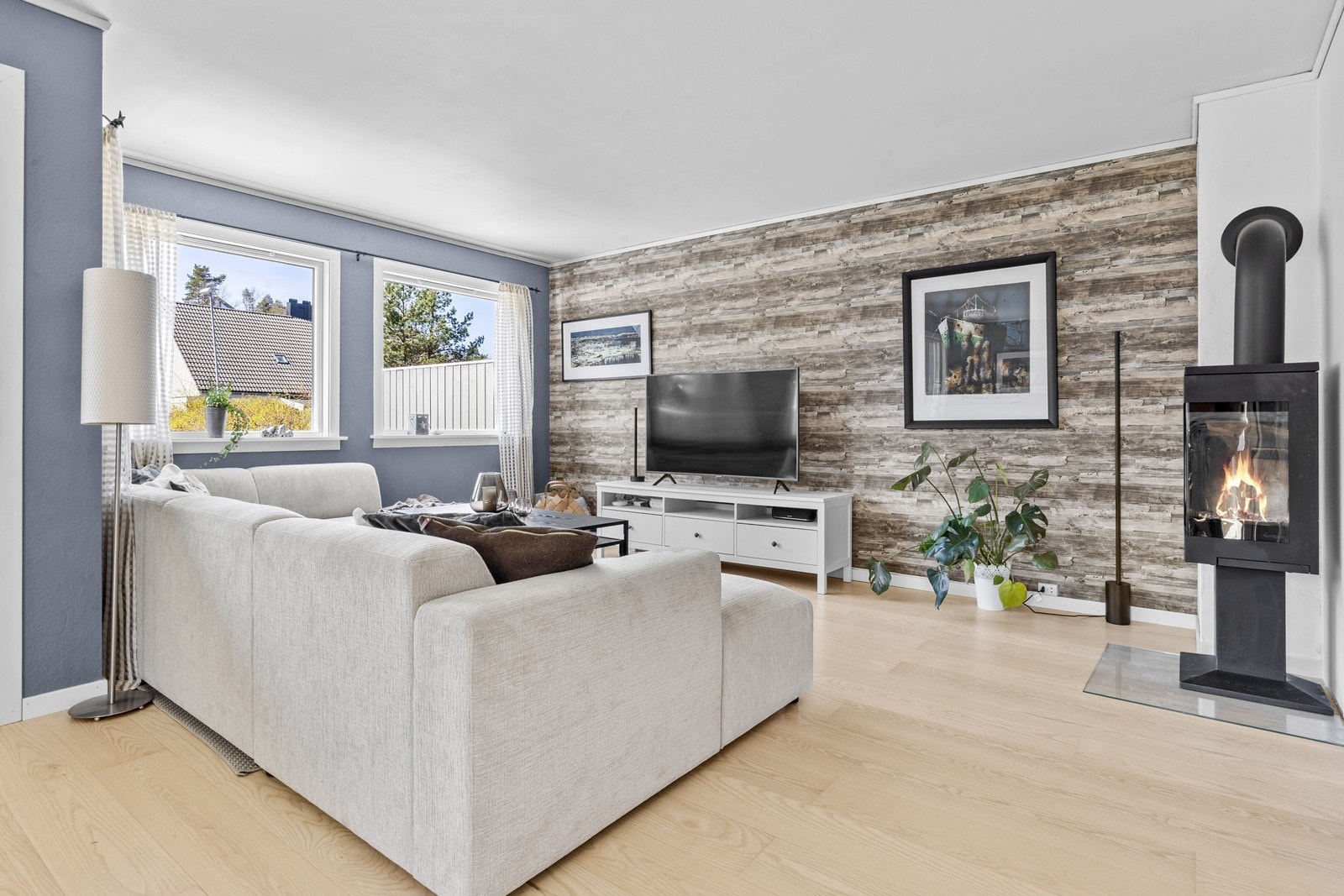 Stuen er romslig og har en effektiv Nordpeis fra 2015 som gir god varme. Galleribilde