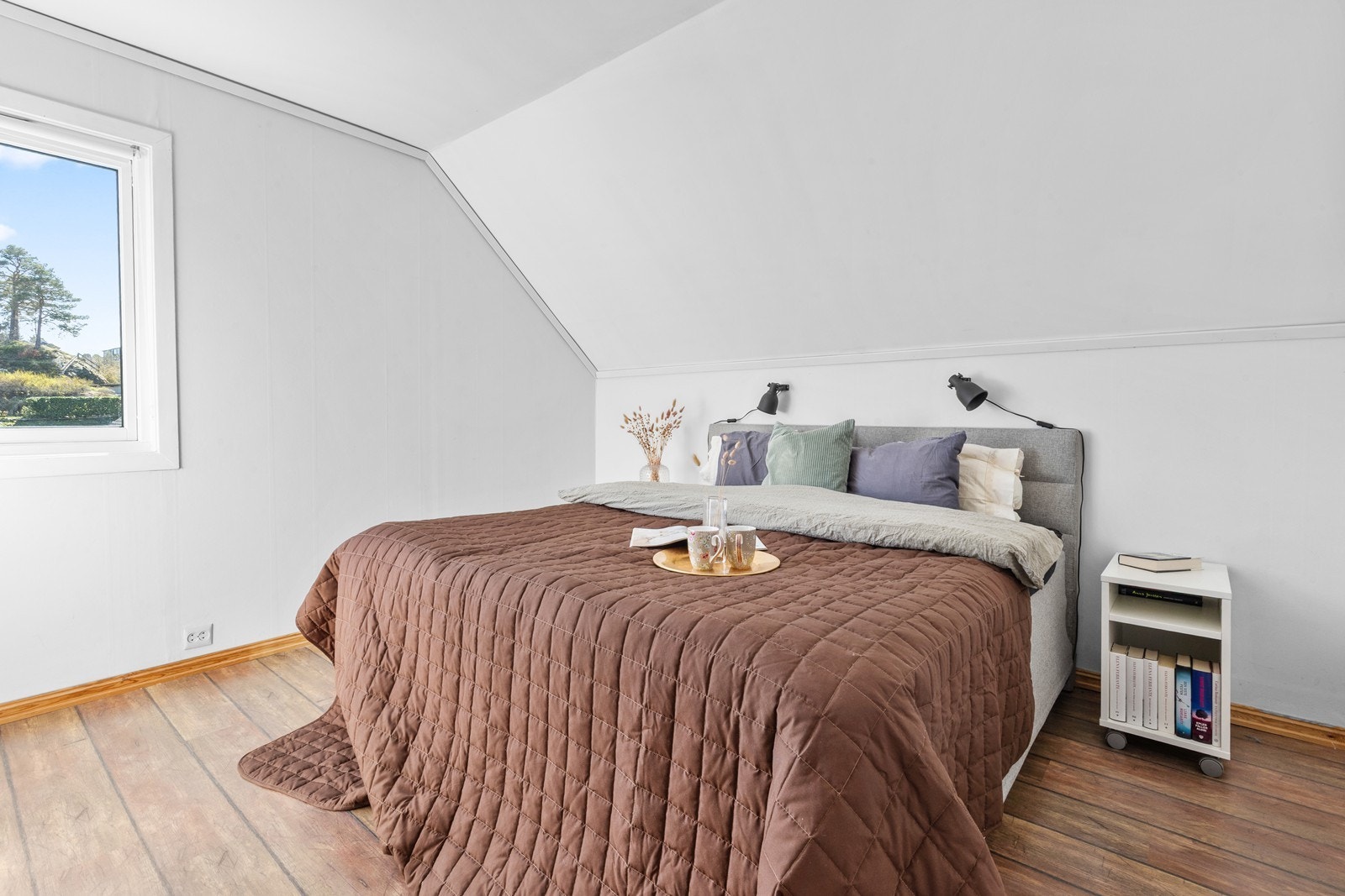 Hovedsoverommet har god plass til dobbeltseng og oppbevaringsmøbler. Galleribilde