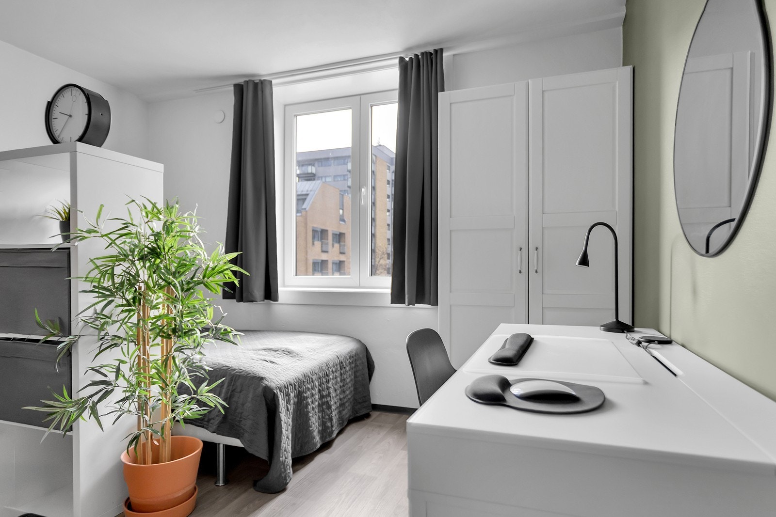 Stuen er i dag praktisk innredet med smarte løsninger. Galleribilde