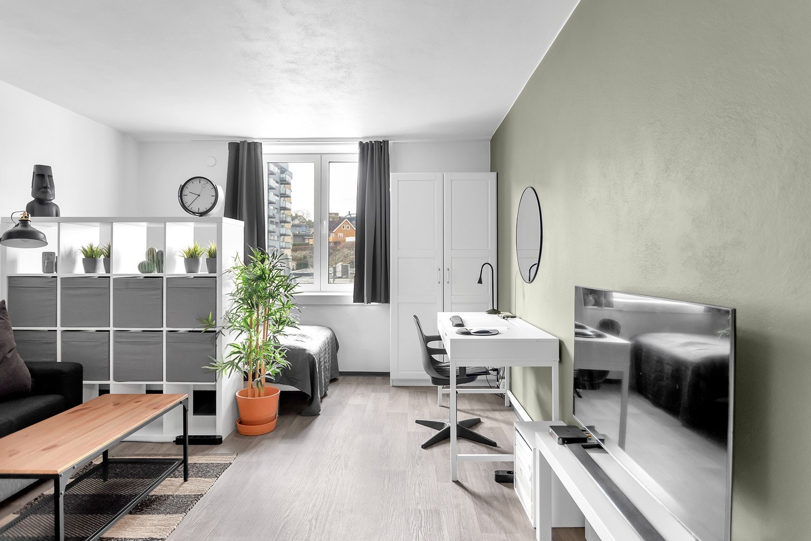 I stuen er det også plass til både sofa, seng, garderobeskap, pult og tv-benk. Galleribilde