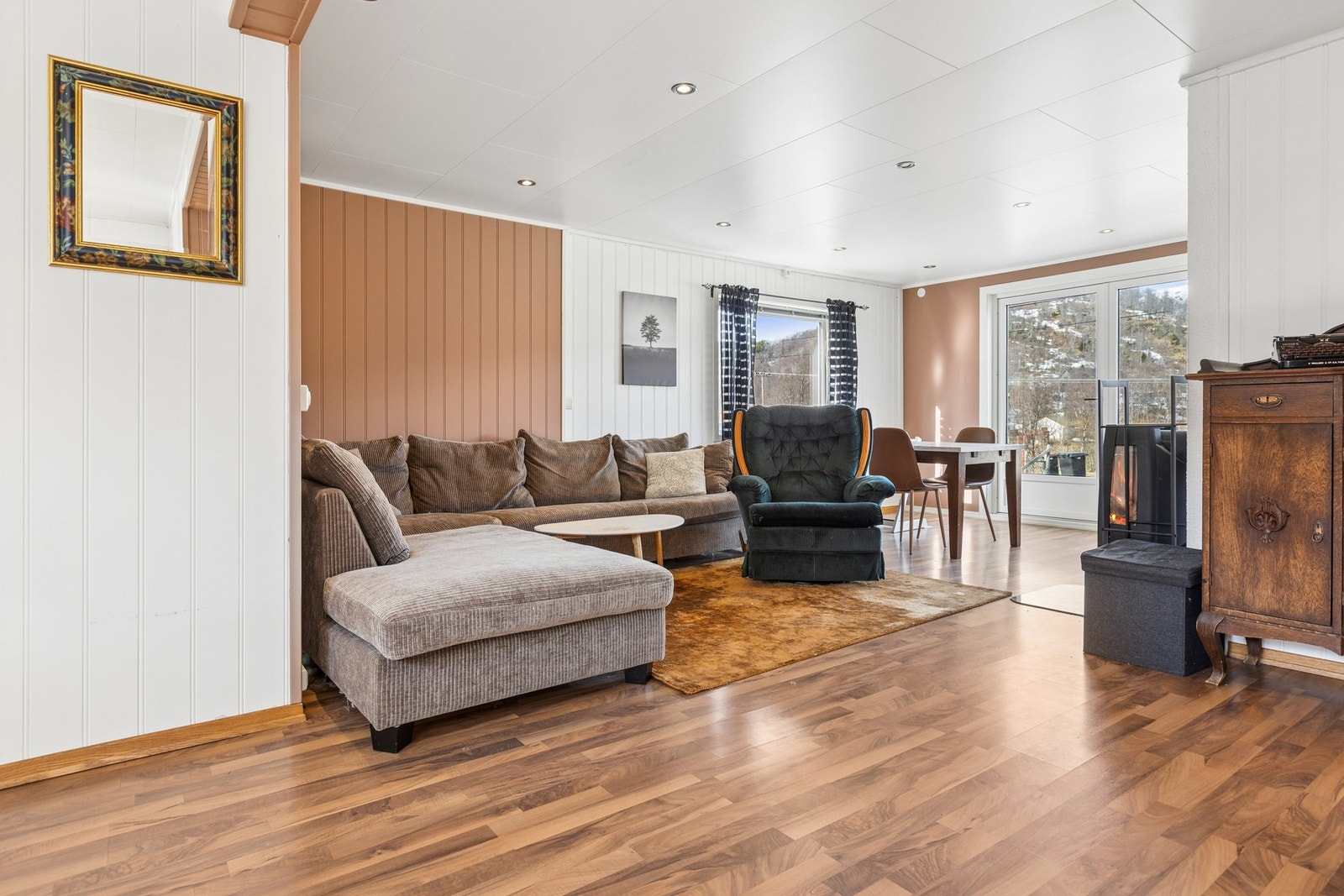 Stuen er malt i flotte farger og har godt med lysinnslipp. Galleribilde