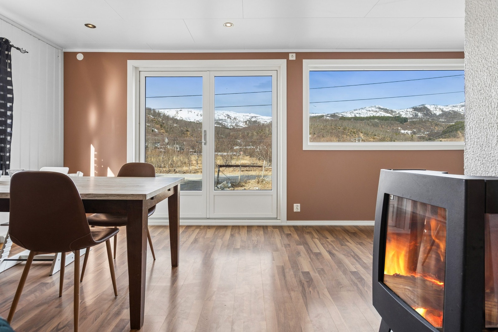 Ny hev/skyvedør og vindu satt inn. Dette gir både utsikt og lys og et pent inntrykk. Galleribilde