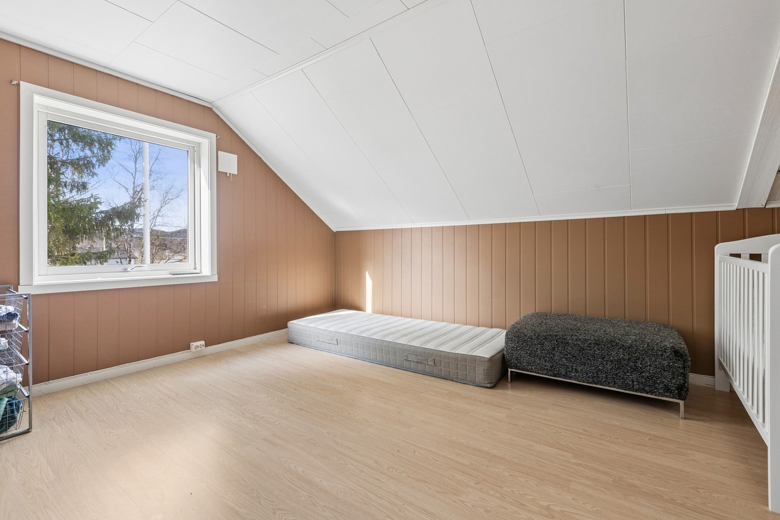 Soverom nr. II er stort og luftig malt i tidsriktige farger. Galleribilde