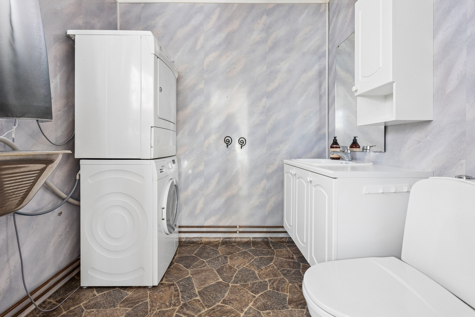 WC-rom med opplegg for vaskemaskin. Galleribilde