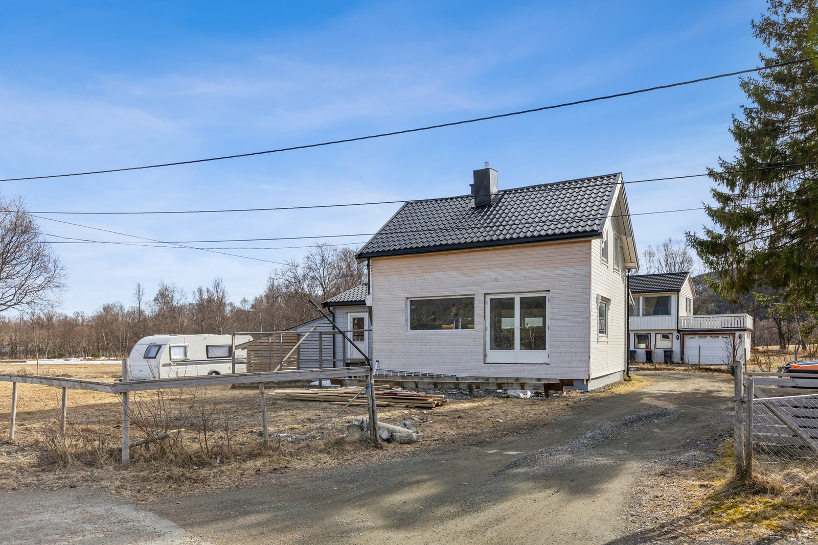 Fasade der kledningen er skiftet og det er satt inn vindu og Hev/skyvedør. Galleribilde