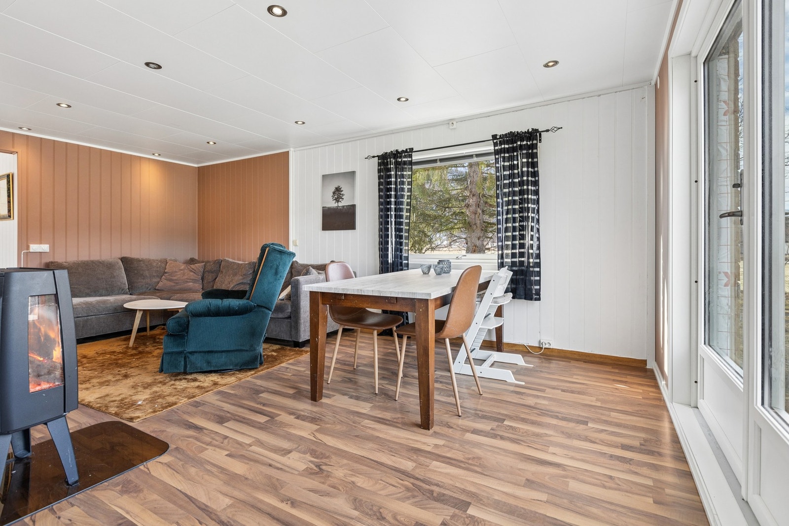 Stuen er romslig og har mange møbleringsmuligheter. Galleribilde
