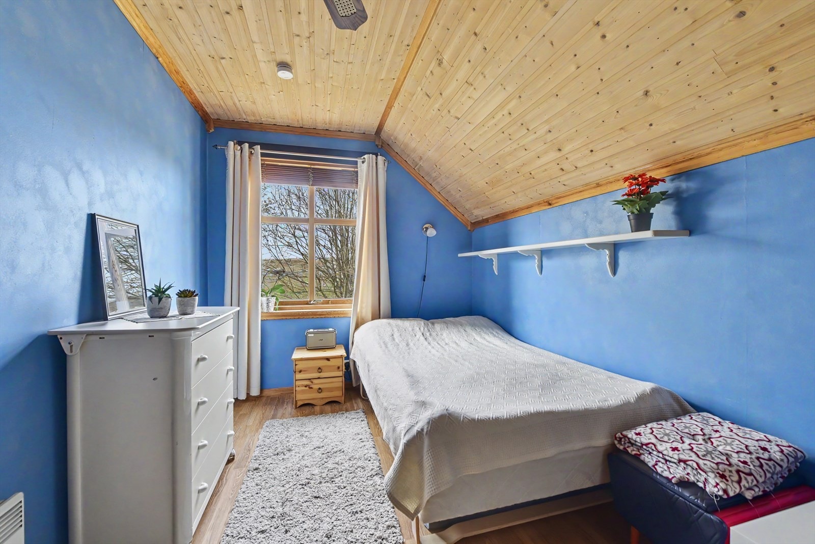 Også dette soverommet i loftsetasjen har en god størrelse og utsikt over nærområdet. Galleribilde