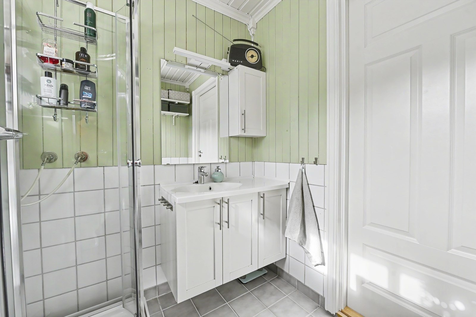 Badet er utstyrt med servantskap, toalett og dusjkabinett. Ventilasjon sikres med en elektrisk styrt vifte. Galleribilde