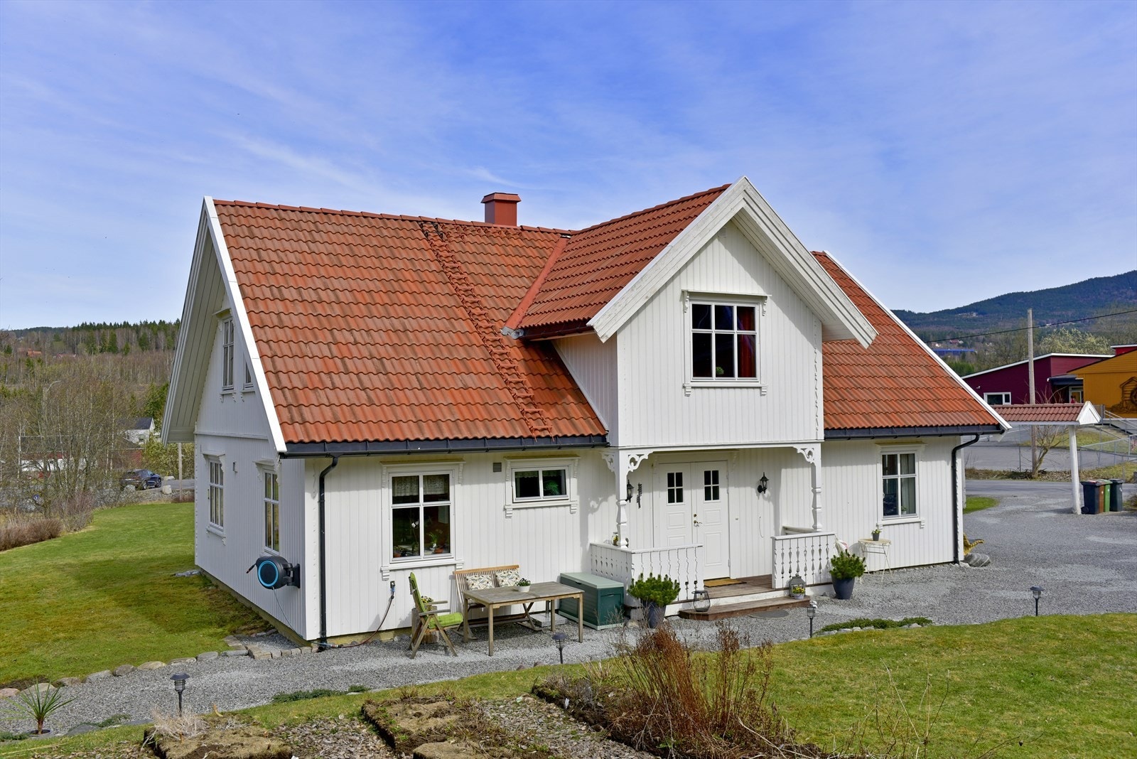 Eneboligen fra 1999 har en klassisk utforming med stående, malt trepanel og tak tekket med betongtakstein. Galleribilde