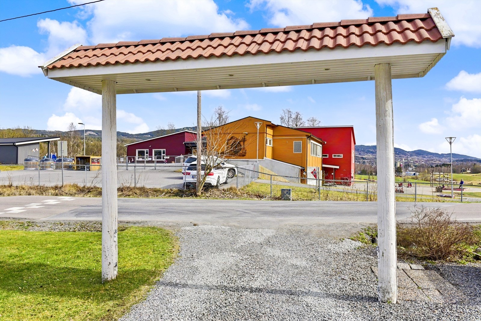 Fagerlund barnehage ligger kun et par minutters gange fra eiendommen, noe som gjør hverdagslogistikken svært enkel for barnefamilier. Galleribilde