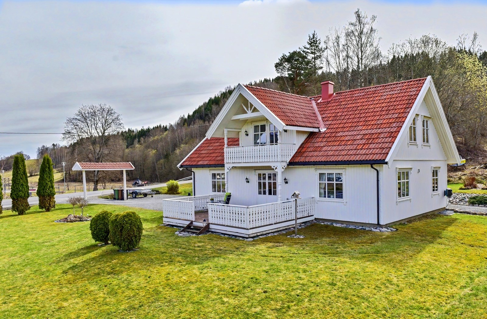 Fra stuen er det utgang til en stor terrasse på 31 m², som blir en naturlig forlengelse av boligen om sommeren. Galleribilde