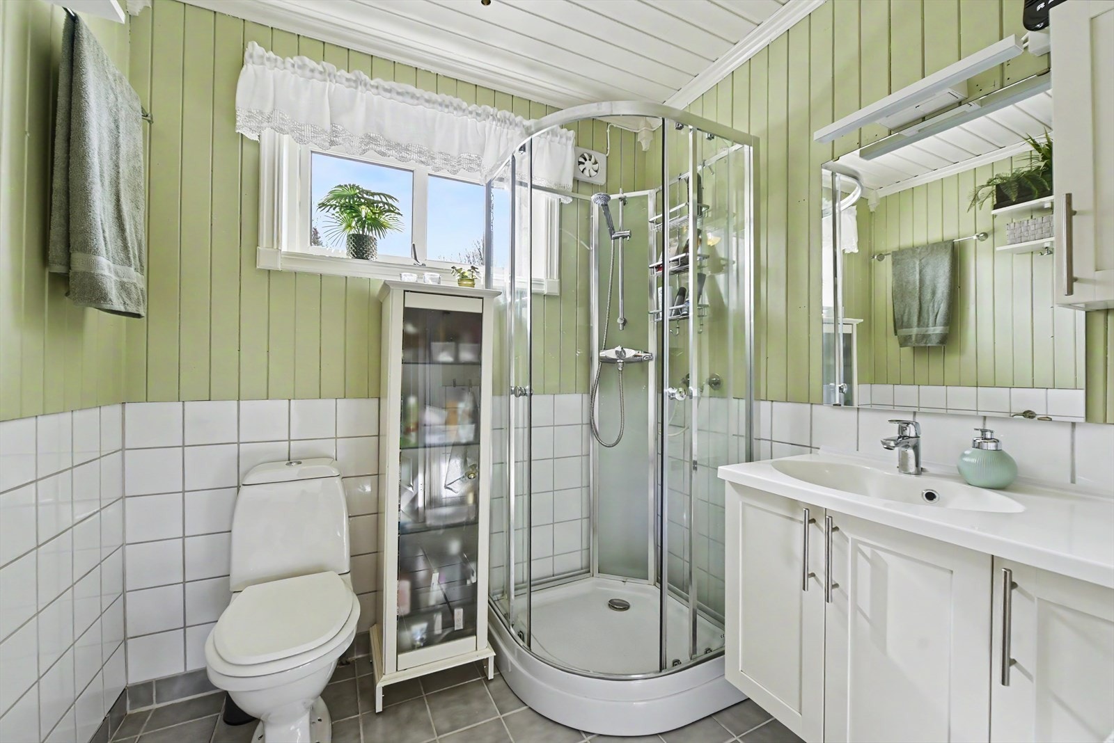 Badet i første etasje ble oppgradert i 2017 med ny innredning og dusjkabinett. Rommet har fliser på gulv og vegger, samt gulvvarme. Galleribilde