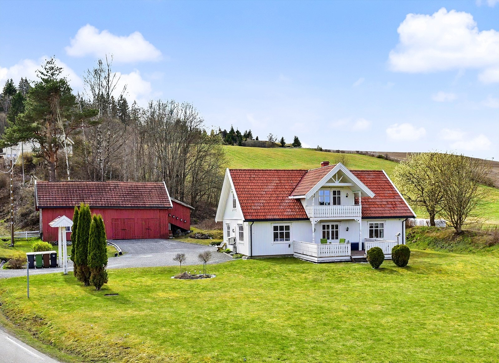 Velkommen til Røysumslinna 3! En innholdsrik enebolig fra 1999 med en stor låve, landlig og fredfullt beliggende med utsikt over det omkringliggende kulturlandskapet. Galleribilde