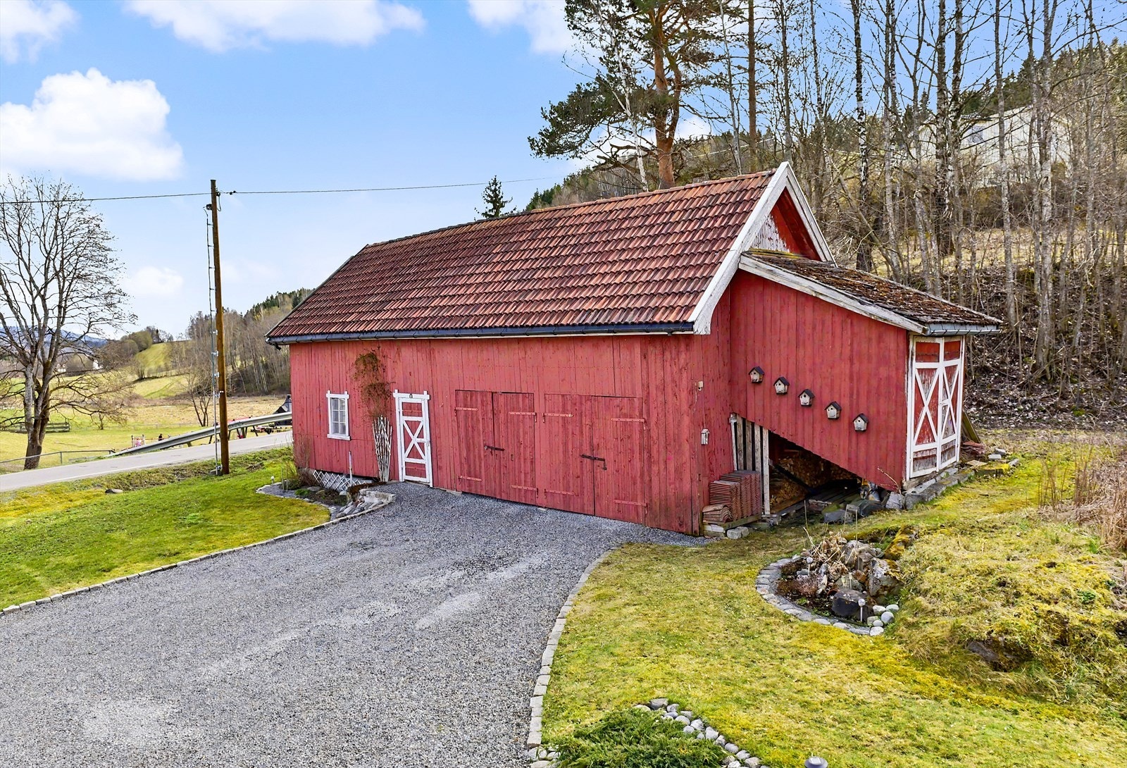 Den romslige låven på 100 m² gir et vell av muligheter, med god plass til garasje, verksted og rikelig med lagring. Galleribilde