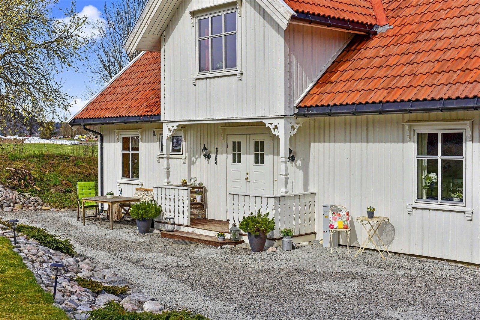 Inngangspartiet har en hyggelig, overbygd terrasse. Galleribilde